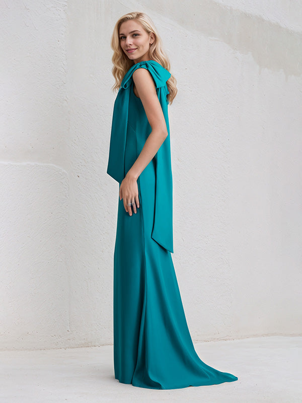 Abito azzurro acqua in chiffon, monospalla, senza maniche, lunghezza fino al pavimento con fiocco