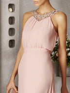 Abito lungo rosa in chiffon arricciato con perline, collo halter e senza maniche, linea ad A