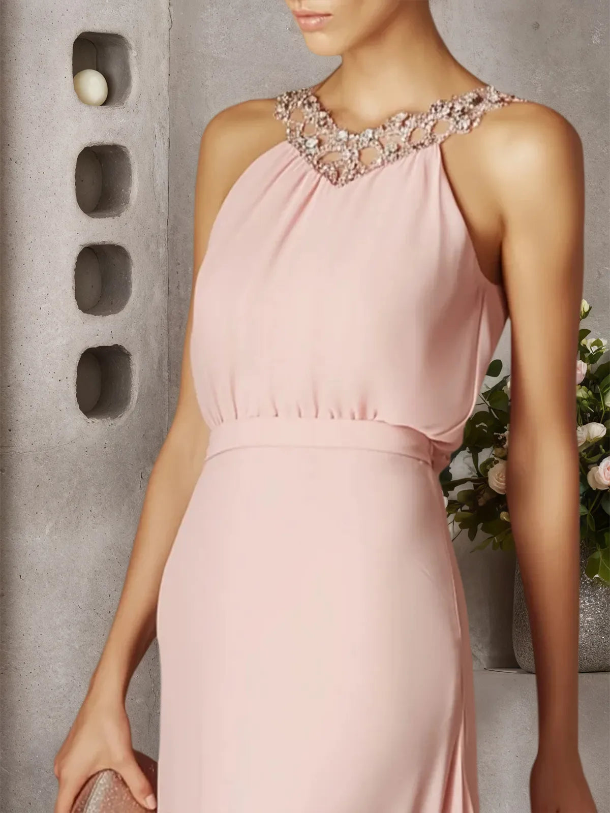 Abito lungo rosa in chiffon arricciato con perline, collo halter e senza maniche, linea ad A