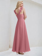 Vestido de madrinha em chiffon cor rosa deserto, em linha A, decote em V, sem mangas, comprimento até o chão com babados