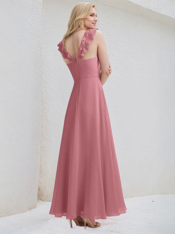 Vestido de madrinha em chiffon cor rosa deserto, em linha A, decote em V, sem mangas, comprimento até o chão com babados
