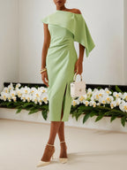 Vestido midi verde con un solo hombro y corte recto fruncido