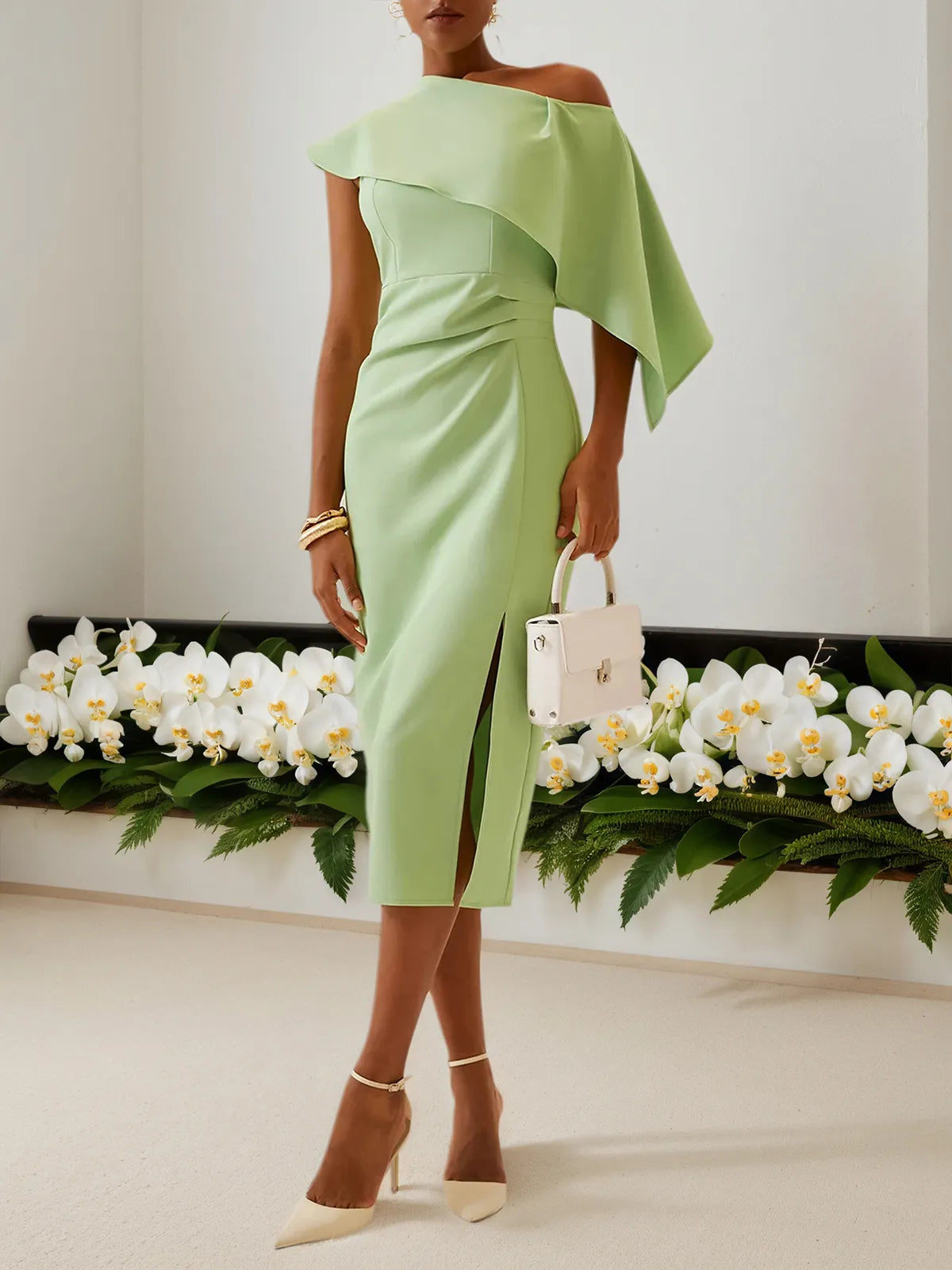 Vestido midi verde con un solo hombro y corte recto fruncido