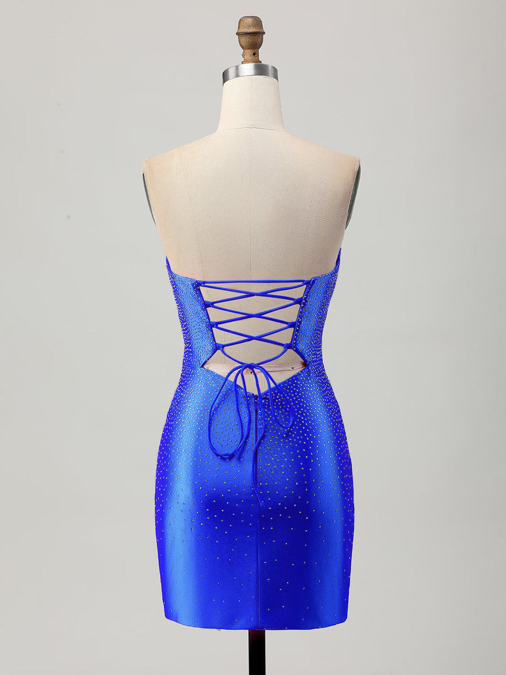 Vestido corto mini ajustado sin tirantes de satén con recortes y abalorios