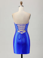 Vestido corto mini ajustado sin tirantes de satén con recortes y abalorios