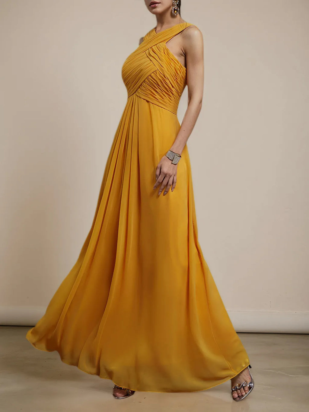 Robe maxi ligne A jaune en chiffon plissé à col croisé sans manches pour demoiselle d'honneur
