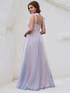 Vestido de madrinha rosa em tule, corte A, alças finas, sem mangas, comprimento até o chão, com aplicação