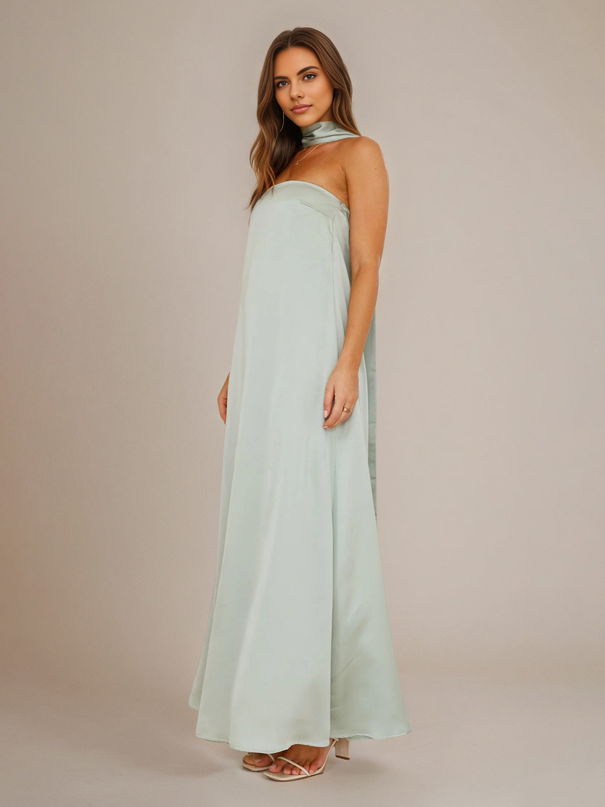 Vestidos de madrinha em cetim sálvia, corte evasê, gola halter, sem mangas e comprimento até o chão
