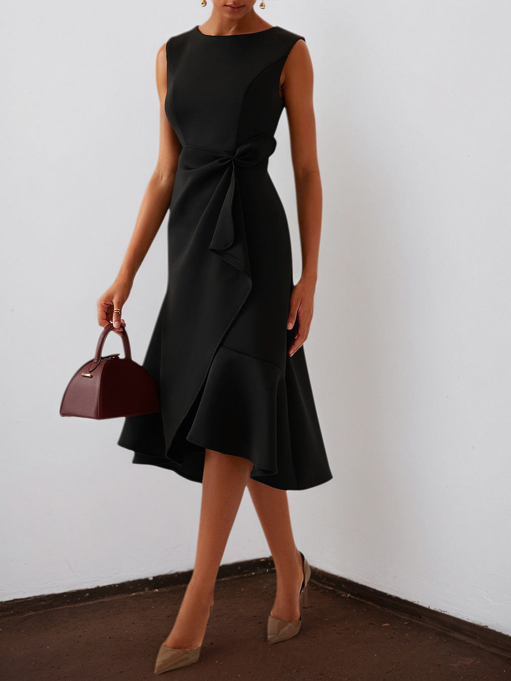 Robe midi noire élégante sans manches, coupe trapèze avec torsade à la taille, du jour à la nuit