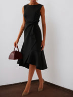 Robe midi noire élégante sans manches, coupe trapèze avec torsade à la taille, du jour à la nuit
