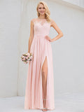 Abito da damigella rosa tenue a linea A con scollo rotondo, pizzo e chiffon lungo fino a terra