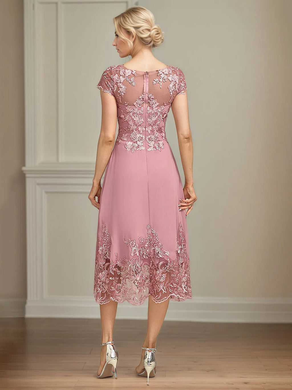 Vestido de mãe da noiva em chiffon corte evasê com decote redondo e aplicações