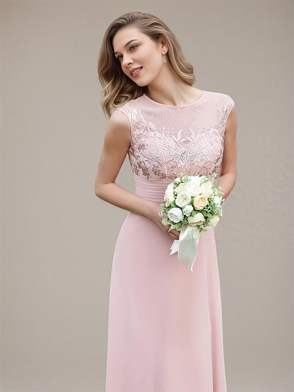 Vestidos de madrinha em chiffon com saia evasê, decote redondo, sem mangas, comprimento até o chão e aplicações