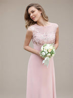 Vestidos de madrinha em chiffon com saia evasê, decote redondo, sem mangas, comprimento até o chão e aplicações