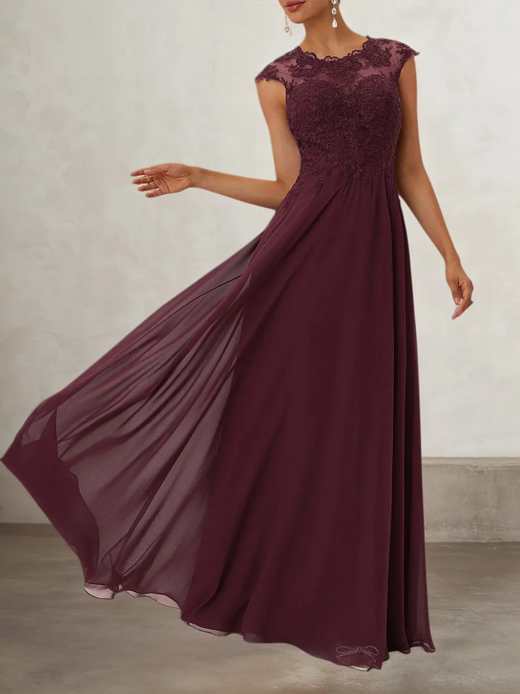 Abito lungo da donna in pizzo e chiffon color rosso vino, scollo tondo e maniche a cappuccio, linea a trapezio