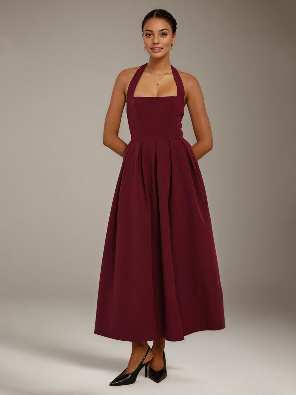 Abito da damigella a linea A in crepe elasticizzato color vino, con collo halter, senza maniche e lunghezza alla caviglia