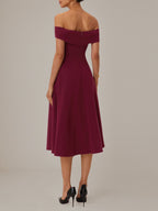 Abito a linea A color bordeaux in crepe elasticizzato senza spalline, scollatura a barca e lunghezza tea