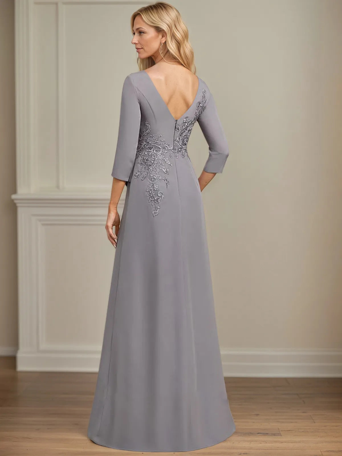Eng anliegendes bodenlanges Kleid aus Stretch-Crêpe mit Rundhalsausschnitt, Säulenschnitt und kaskadierenden Rüschen-Applikationen