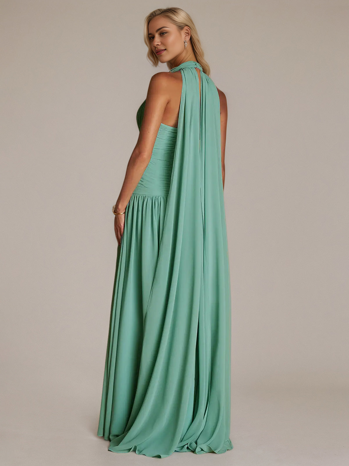 Abito verde a linea ad A in chiffon, collo halter, senza maniche, lunghezza fino al pavimento