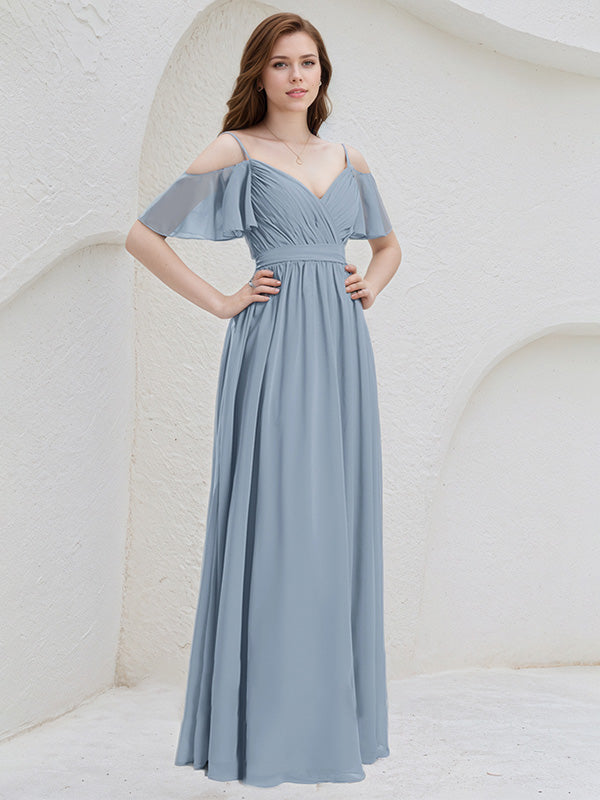 Vestido de madrinha azul claro em chiffon corte evasê com alças finas e mangas com babados, comprimento até o chão