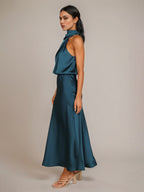 Robe de demoiselle d'honneur en satin bleu sarcelle, coupe fourreau/colonne, col montant, sans manches, longueur cheville