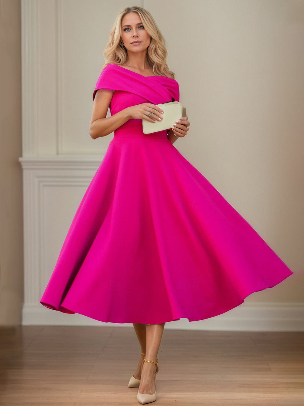 Vestido curto de mãe da noiva em crepe stretch fúcsia, linha A, ombro a ombro e mangas curtas, comprimento chá