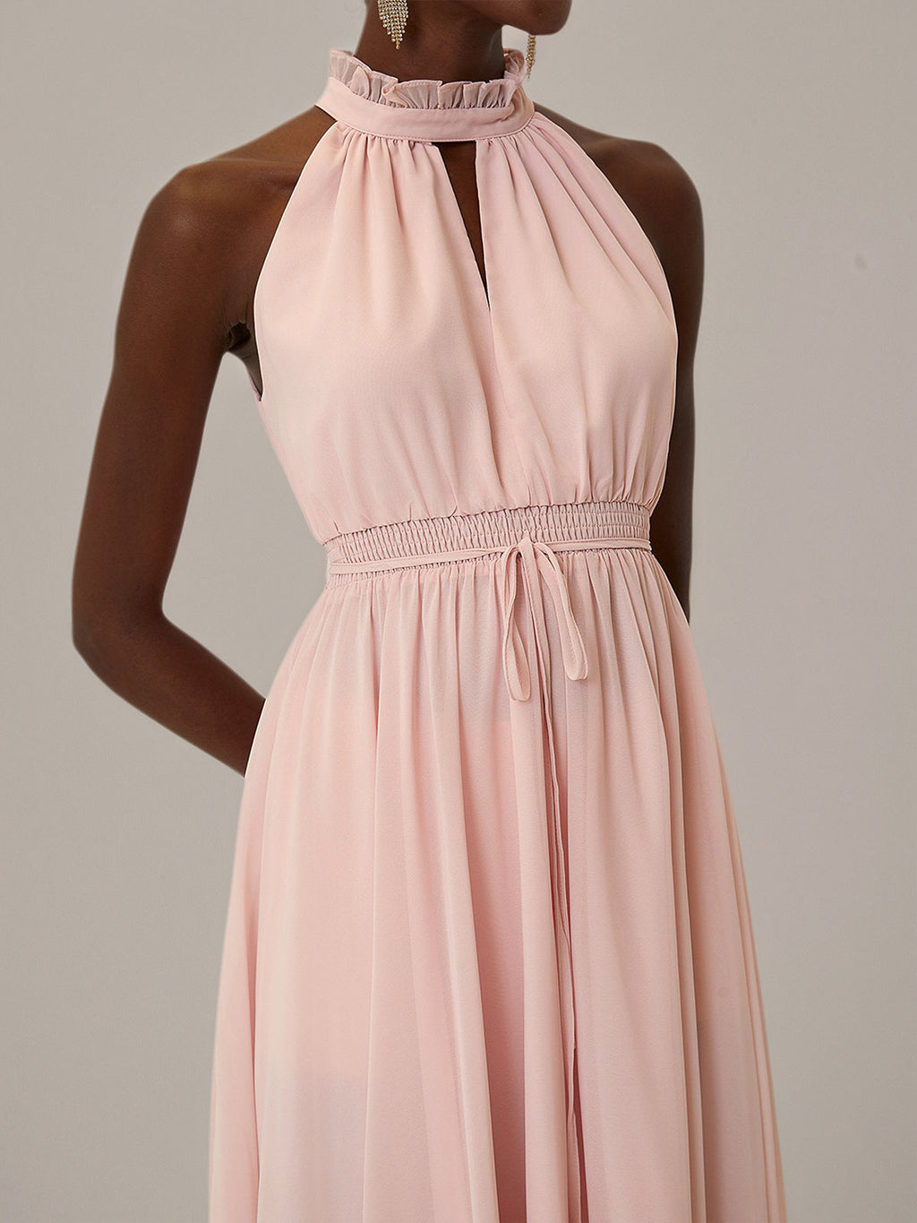 Vestidos rosa em chiffon com decote halter, sem mangas, comprimento tea