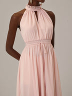 Vestidos rosa em chiffon com decote halter, sem mangas, comprimento tea