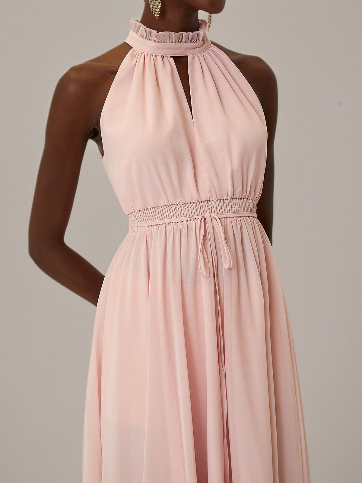 Vestidos rosa em chiffon com decote halter, sem mangas, comprimento tea