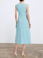 Vestido midi elegante azul claro, sem mangas, corte evasê, com torção na cintura para usar do dia à noite