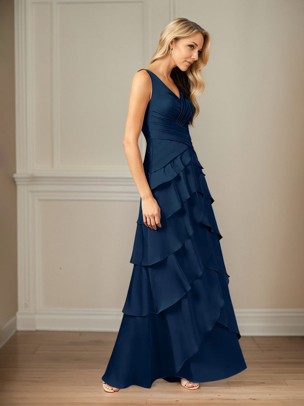 Vestido línea A de satén con escote en V, sin mangas y largo hasta el suelo para madre de la novia con volantes