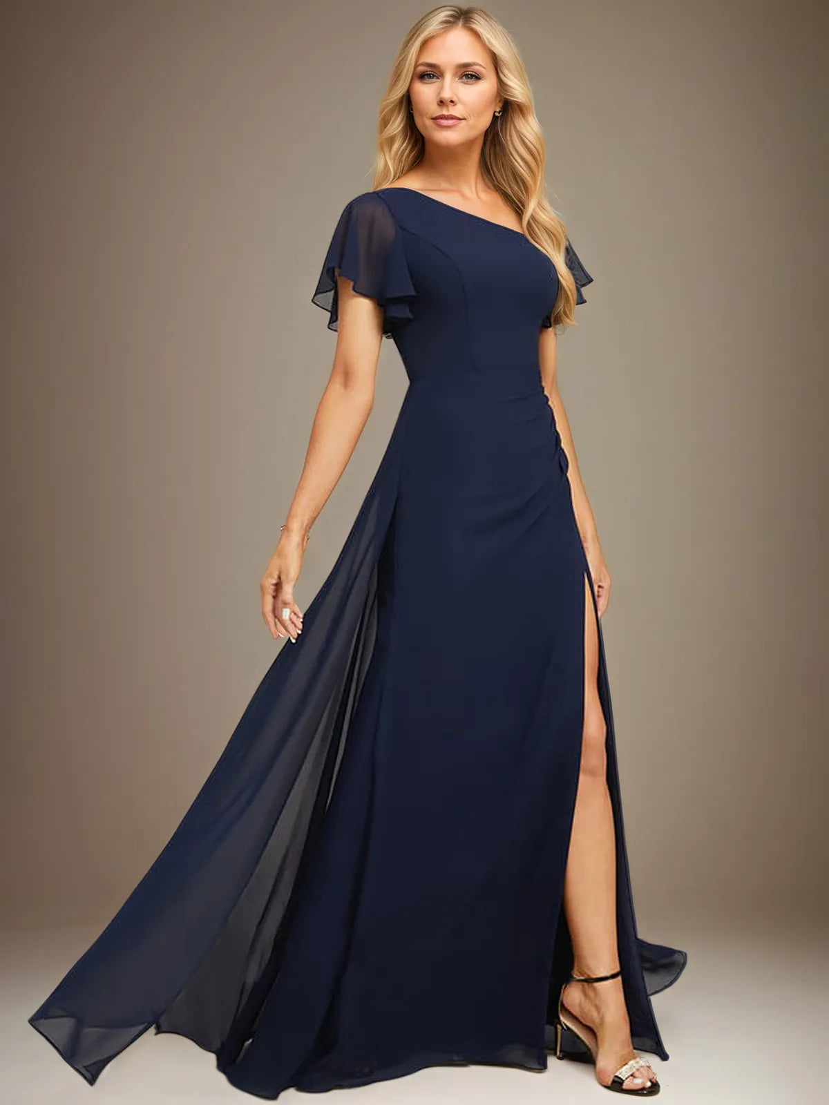 Etui-/Säulen-Kleid aus asymmetrischem bodenlangem Chiffon mit Falten