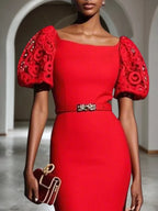 Rotes Spitzen-Klassisches Bootsausschnitt-Kurzarmpuffärmel-Sheath-Maxikleid