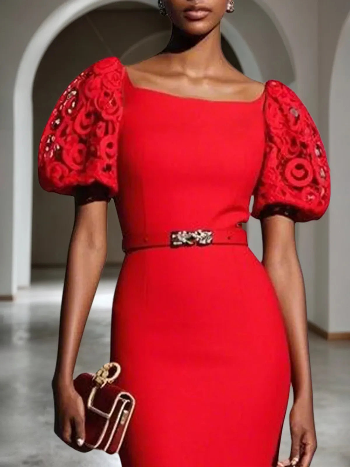 Rotes Spitzen-Klassisches Bootsausschnitt-Kurzarmpuffärmel-Sheath-Maxikleid
