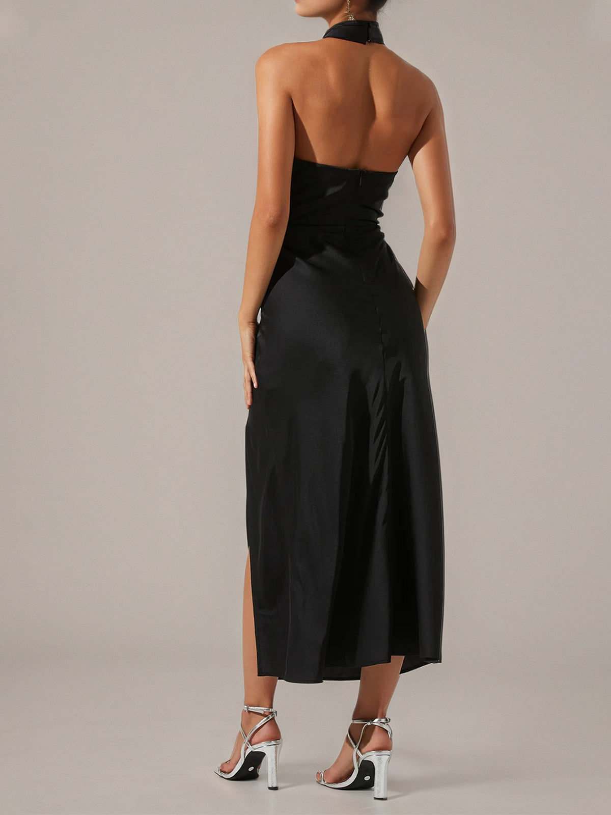 Vestido longo preto em cetim, corte tubo/coluna, decote halter e sem mangas