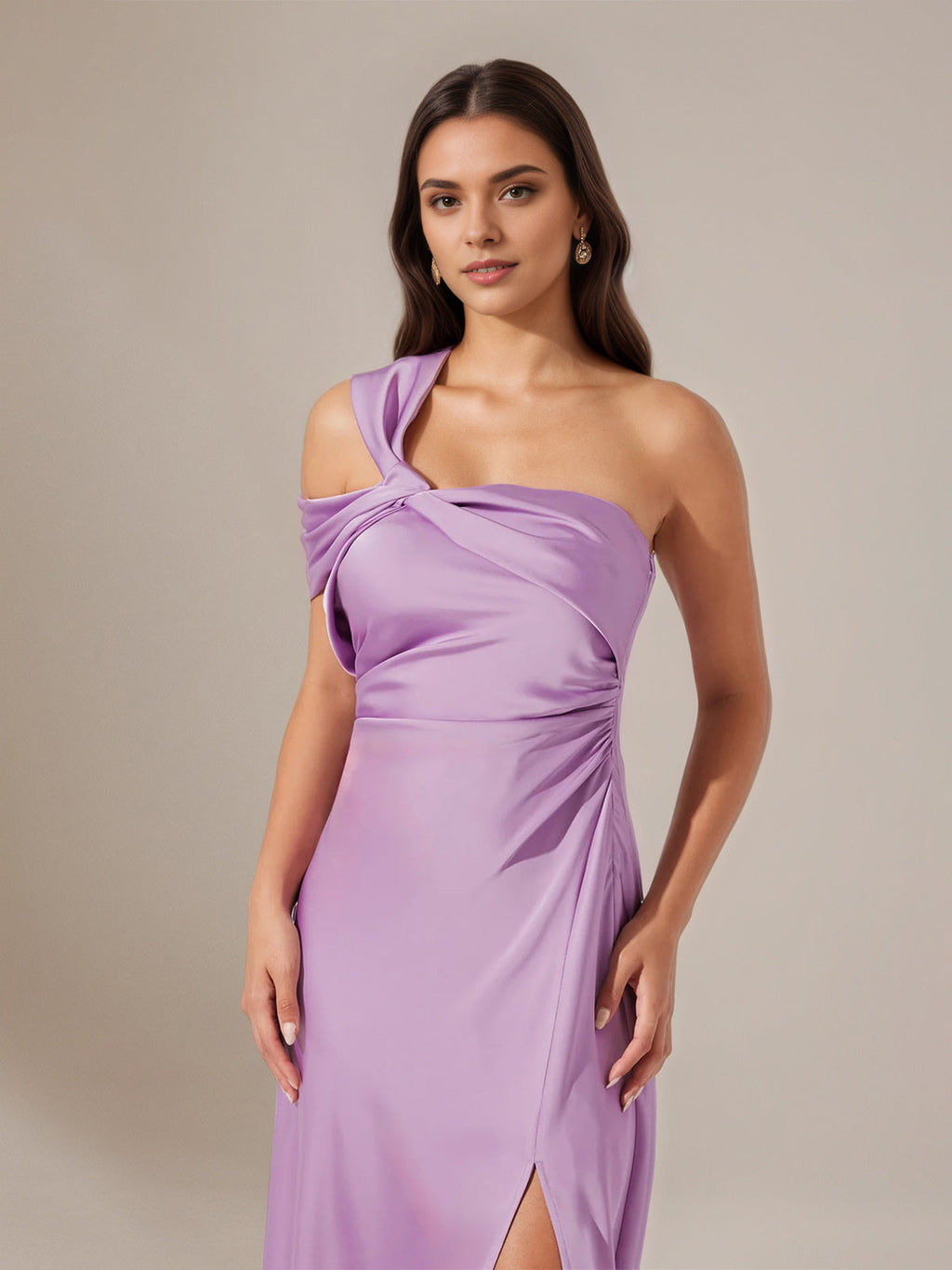 Vestido lilás de cetim, modelo tubinho/coluna, um ombro só, sem mangas, comprimento até o tornozelo