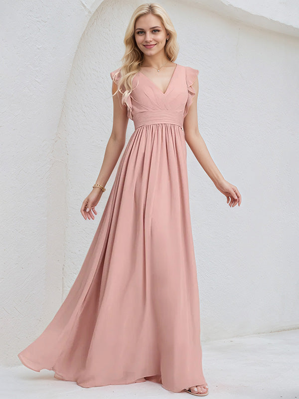 Vestido de madrinha rosa antigo de chiffon em linha A com decote em V, sem mangas, comprimento até o chão e babados