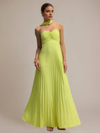 Vestido largo plisado de gasa verde con línea A, off shoulder y sin mangas