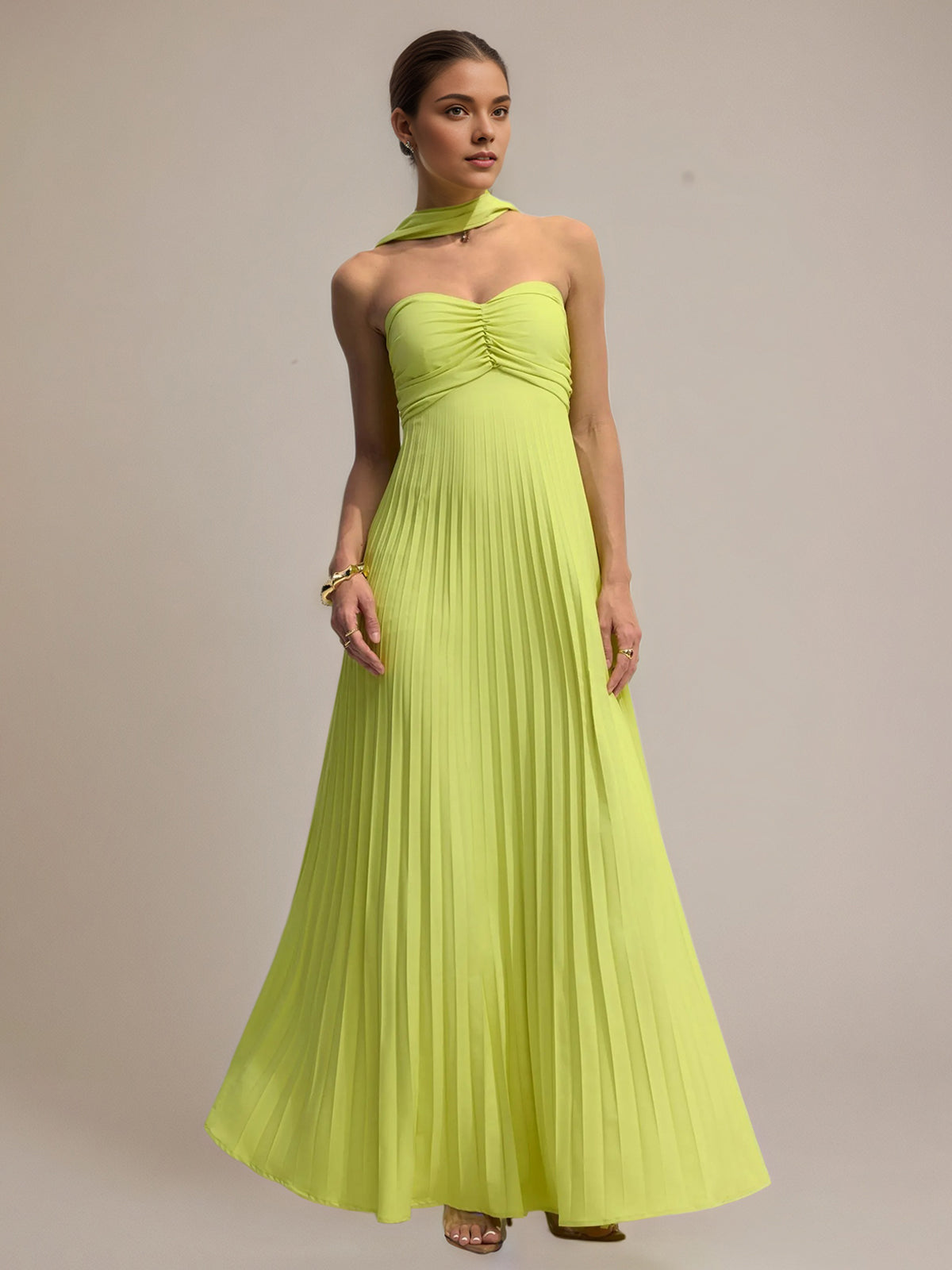 Vestido largo plisado de gasa verde con línea A, off shoulder y sin mangas