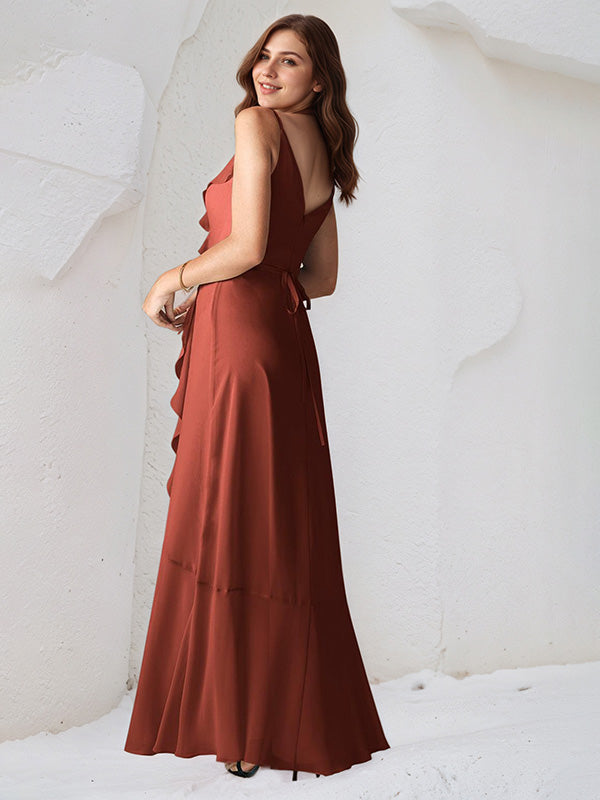 Vestido longo de dama de honra ferrugem de chiffon com alças finas, corte evasê e sem mangas