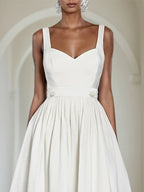 Vestido midi branco A-line sem mangas com alças finas, renda e bordados