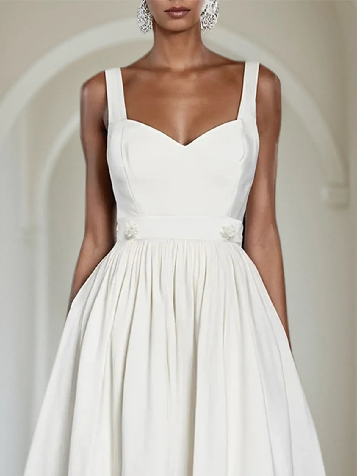 Vestido midi branco A-line sem mangas com alças finas, renda e bordados