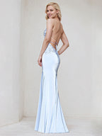 Vestido largo de dama de honor azul cielo de satén con tirantes finos y corte trompeta/sirena sin mangas