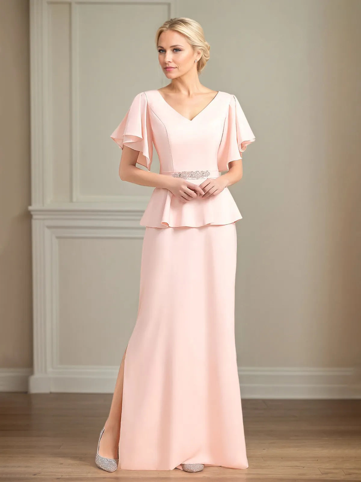 Vestido largo de madre de la novia de gasa con escote en V, mangas cortas y volantes plisados