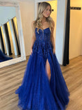 Königsblaues A-Linien-Abendkleid mit Spaghettiträgern und Applikationen, mit Schlitz