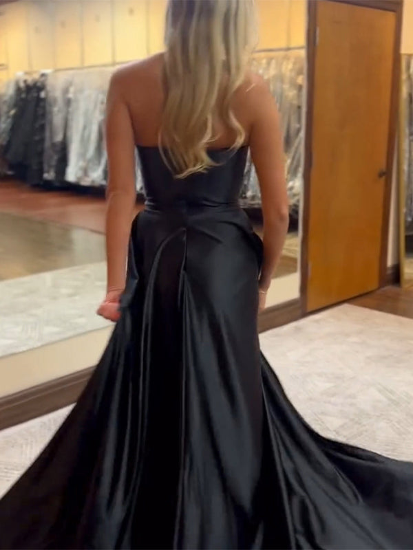 Schwarzes Meerjungfrauen-Abendkleid aus Satin, trägerlos mit V-Ausschnitt, gerafftem Oberteil und hohem Schlitz