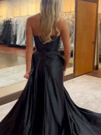 Schwarzes Meerjungfrauen-Abendkleid aus Satin, trägerlos mit V-Ausschnitt, gerafftem Oberteil und hohem Schlitz