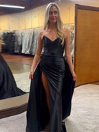 Schwarzes Meerjungfrauen-Abendkleid aus Satin, trägerlos mit V-Ausschnitt, gerafftem Oberteil und hohem Schlitz