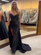 Schwarzes Meerjungfrauen-Abendkleid aus Satin, trägerlos mit V-Ausschnitt, gerafftem Oberteil und hohem Schlitz