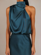 Robe de demoiselle d'honneur en satin bleu sarcelle, coupe fourreau/colonne, col montant, sans manches, longueur cheville